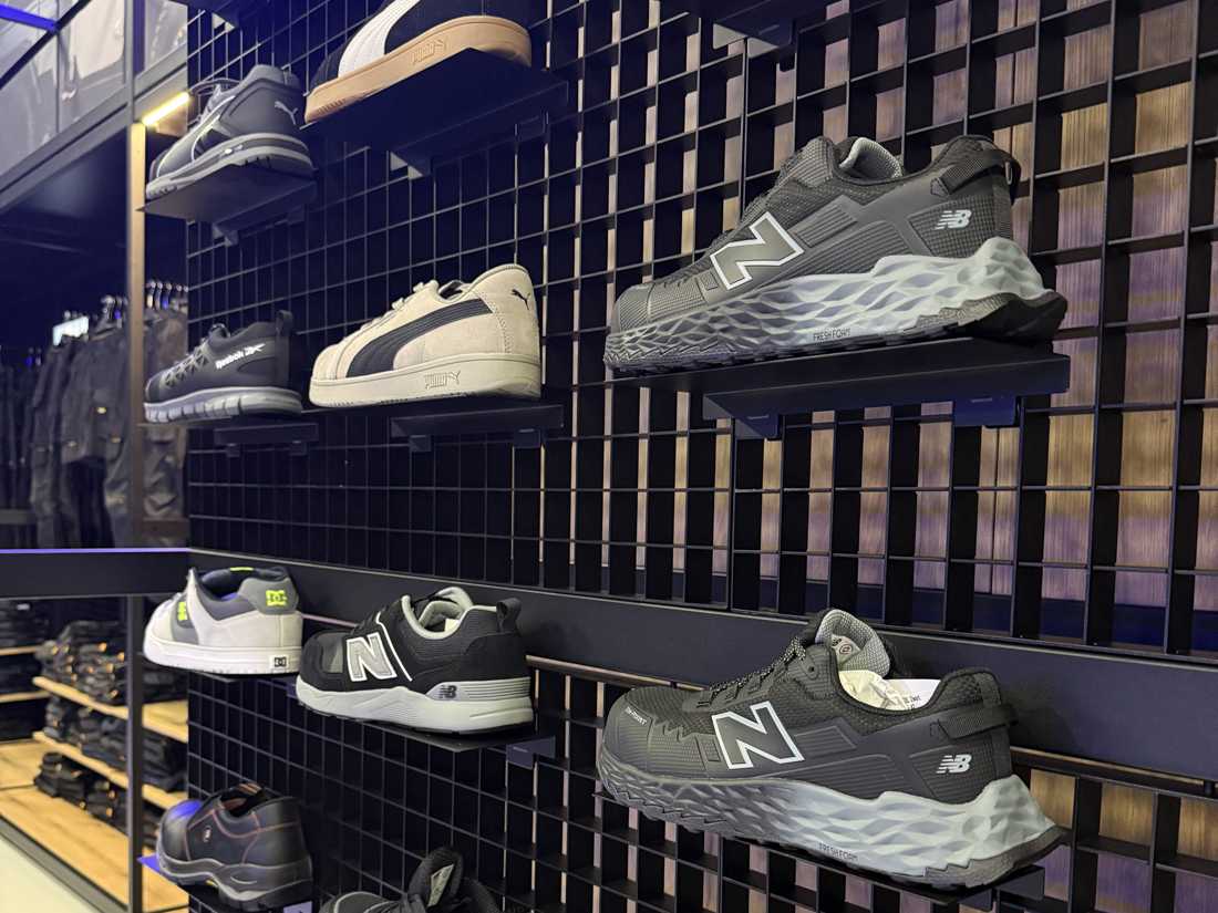 Werkschoenen van onder andere New Balance van dichtbij