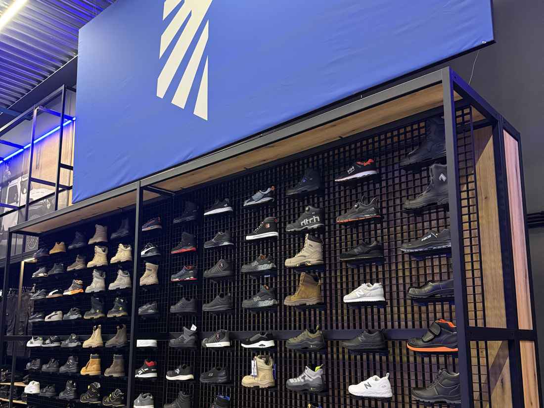Wand vol werkschoenen en veiligheidsschoenen in het Business Center