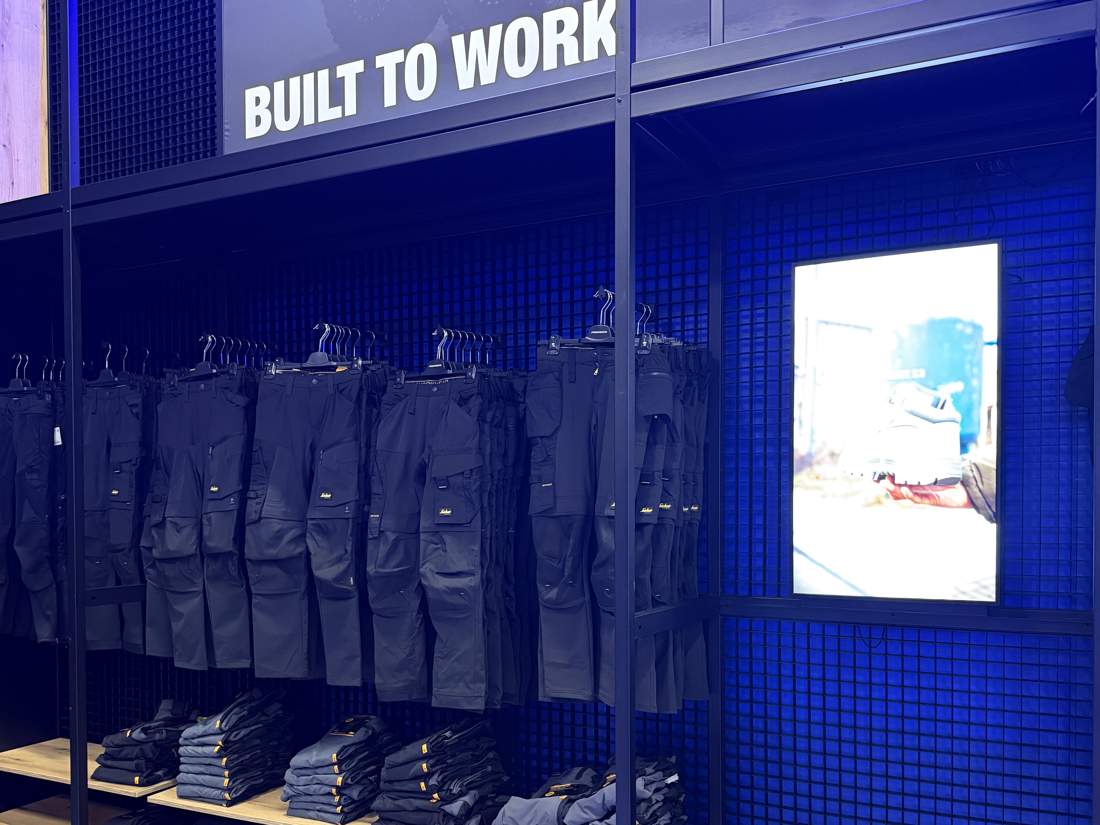 Wand met werkbroeken in het Proforto Business Center