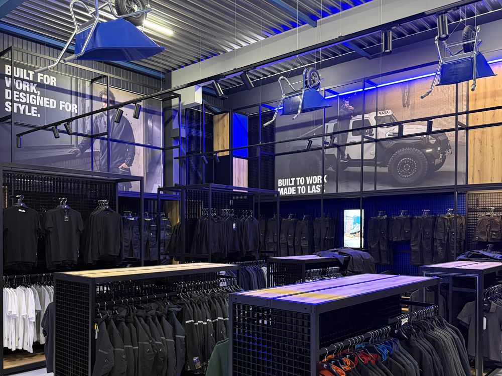 Rekken vol werkkleding en bedrijfskleding in de winkel in Nijmegen