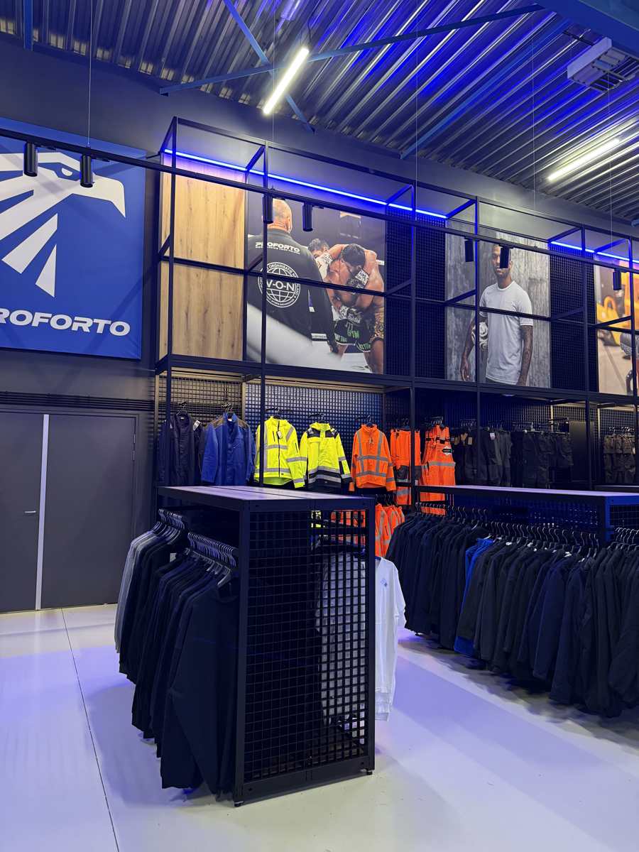 Assortiment werkjassen en werkbroeken in het Proforto Business Center